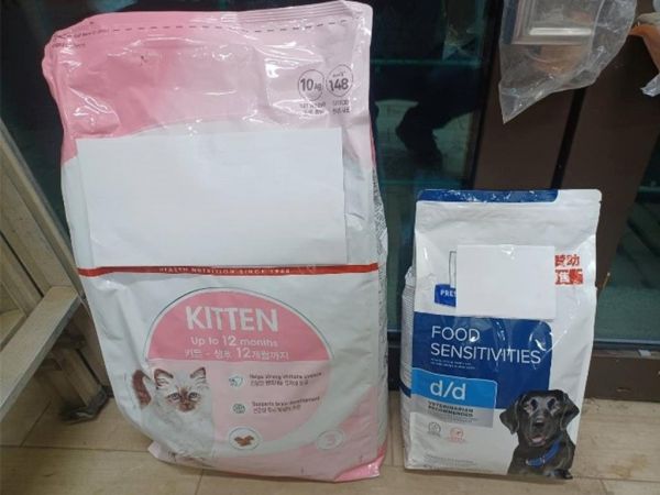 家中飼料以小包裝為主，吃完再採買新鮮飼料，勿存積過多飼料，有受潮發黴風險，增加食因性過敏發生。（動保處提供）