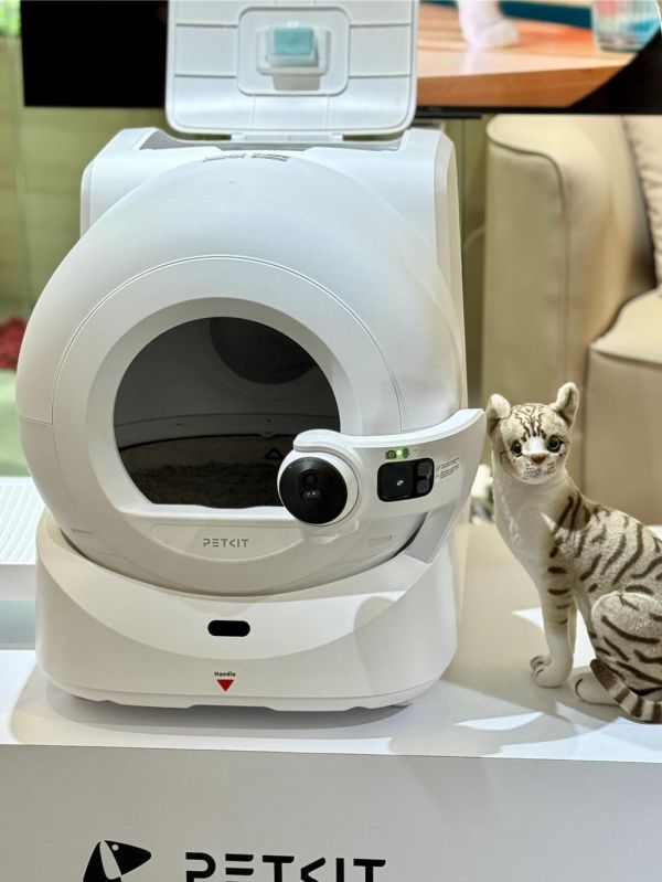 PETKIT旗舰猫砂机ULTRA，配备210度超广角与180度自动追焦旋转镜头还能自动打包猫砂，3万8800元。（古明弘摄）