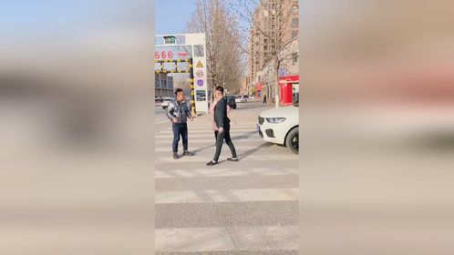 保护女人是男人的责任，别沉迷于游戏之中，多顾忌身边人的安全