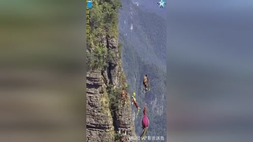 极限二人高空杂技，骑车倒立危险重重