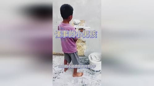 懂事的小男孩，居然帮爸爸干活