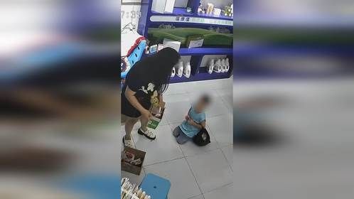 男孩在床上和墙壁涂鸦，煎熬一天怕被训，等妈妈下班丝滑下跪认错