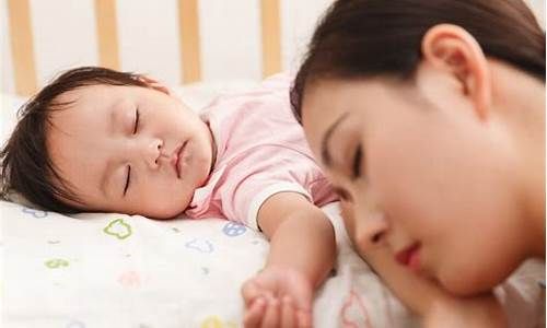婴儿晚上睡觉时应该如何穿衣？