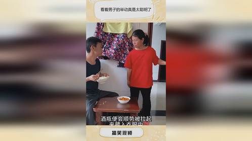 看着男子的举动真是太聪明了