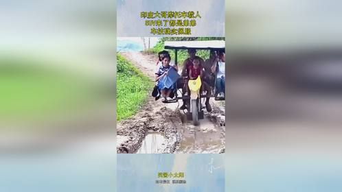 印度大哥摩托车载人，SUV来了都是弟弟，车技确实佩服！