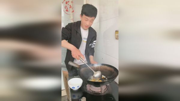 酱油炒鸡蛋，你们见过吗