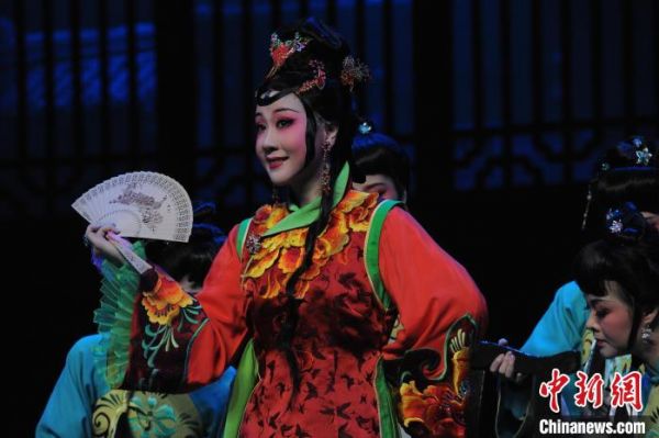 “梅花奖”演员陈琼在《王莲莲拜香》中饰演王莲莲。 福建省实验闽剧院供图