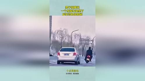 男子骑摩托，一个左摇右晃，后车司机很郁闷！
