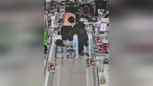 监控拍下一手机店 凌晨遭多名蒙面人抢劫
