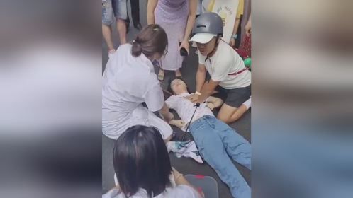 女子突发昏厥倒地 男子上前心肺复苏 被网友质疑为啥不换女的来按