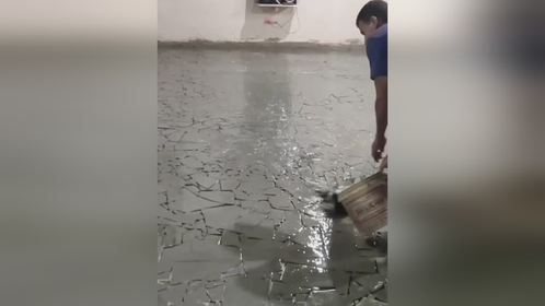 这样独特的贴瓷砖技术你肯定没有见过吧。高手果真在民间啊，