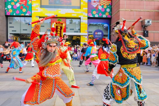五一期间，正佳广场上演非遗英歌表演，吸引众多游客围观。