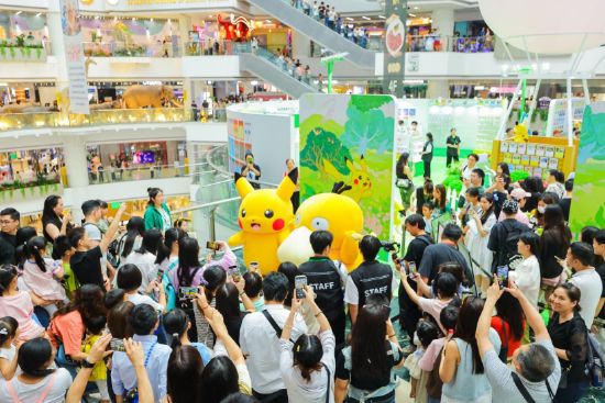 宝可梦主题快闪在正佳广场四楼中庭开展，众多粉丝打卡。