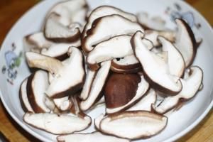 奶爸下厨做快手香菇鸡肉拌饭的做法 步骤2