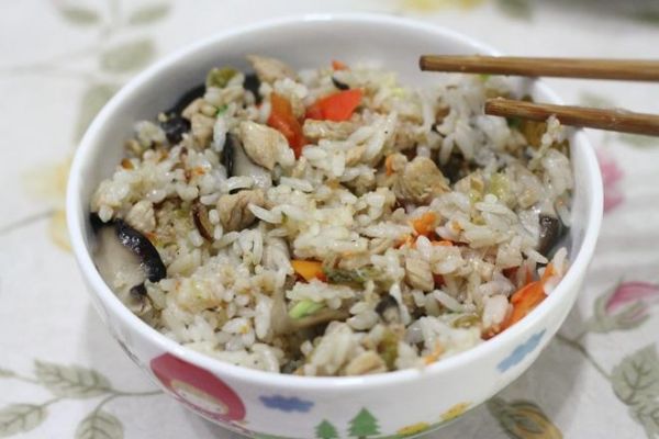 奶爸下厨做快手香菇鸡肉拌饭的做法