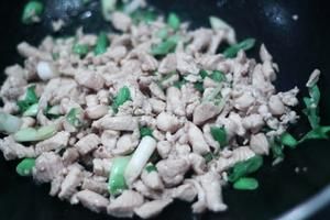 奶爸下厨做快手香菇鸡肉拌饭的做法 步骤4