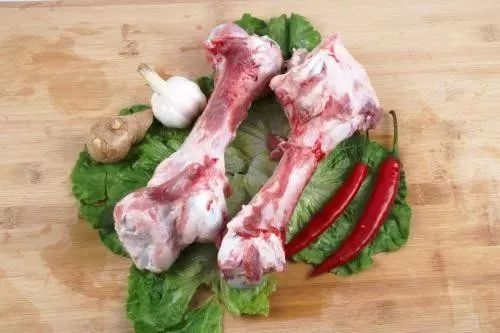 猪大骨：宠物健康美味佳肴