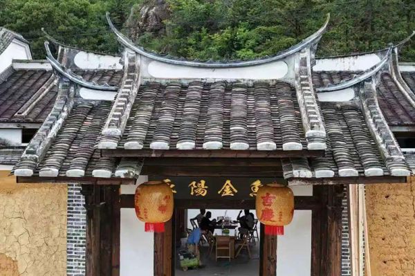 梧桐镇春光村的永阳金鱼基地项目以“金鱼+文创+电商”的融合模式，为当地的农文旅产业协同发展打造了新样板。