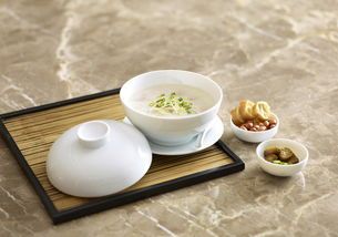 及时隔离，检查水质，喂食营养均衡食物。