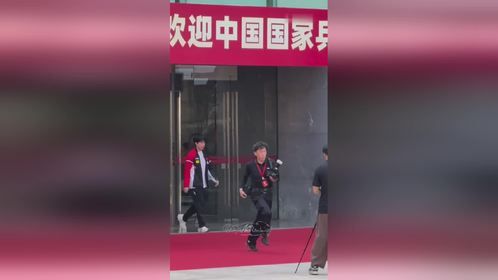 一上车俩人就把外套脱了[哈哈][哈哈][哈哈]