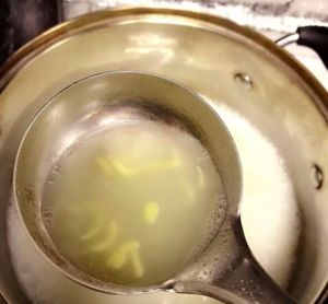 自制米线,面粉过敏的宝宝可以吃哦〜宝宝辅食食谱的做法 步骤6