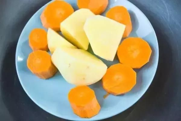 自制狗饭：美味的狗狗“生日蛋糕”