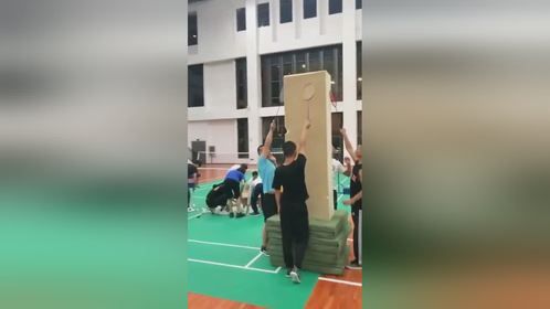 解决初学者拍面不正，教练找到了好办法，怎么看都像是面壁
