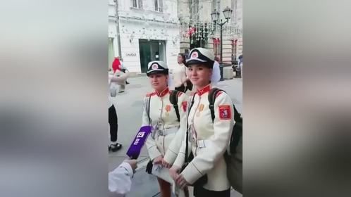 俄罗斯女兵真可爱，阅兵后接受采访，这也太可爱了！