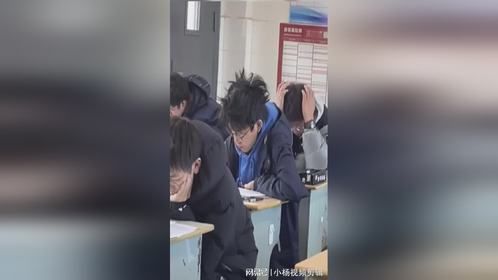 考场的两位学生一个看着是已经疯了，一个马上要疯了