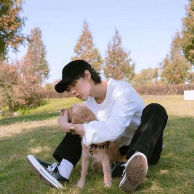 宠物狗男头 帅气抱着宠物的超清男头图片_男生头像_美头网