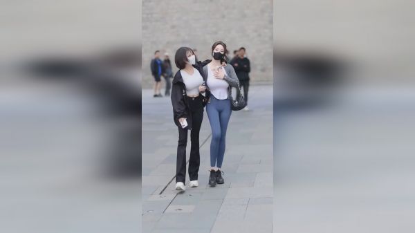 两个小姐姐的身材实在太好看了