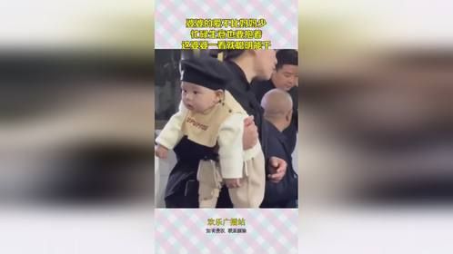 婆婆的爱不比妈妈少，忙碌生意也要抱着