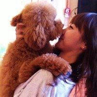 抱着宠物女生头像