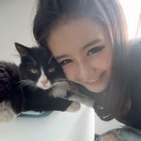 抱着宠物女生头像