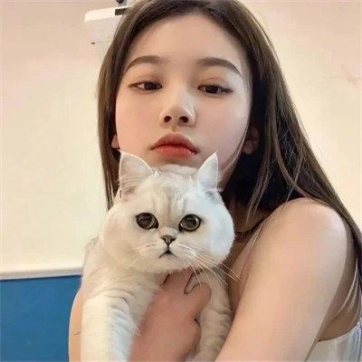 真人女生抱猫QQ头像