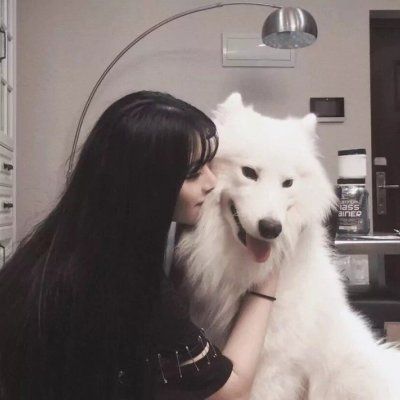 抱宠物的女生头像清晰