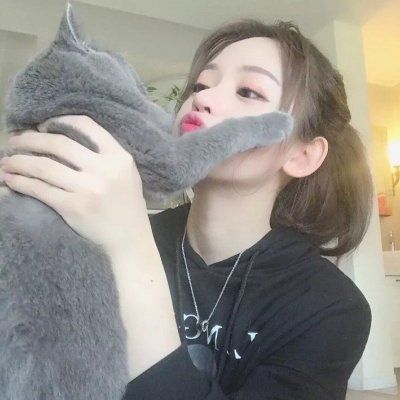 抱宠物的女生头像清晰