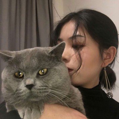 抱宠物的女生头像清晰