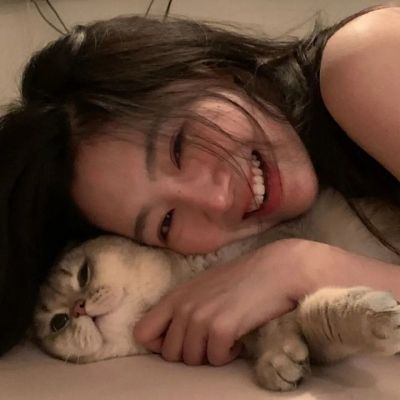 温柔女头像抱宠物真人，可爱温柔女生头像萌图片