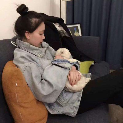 抱宠物的女生头像清晰