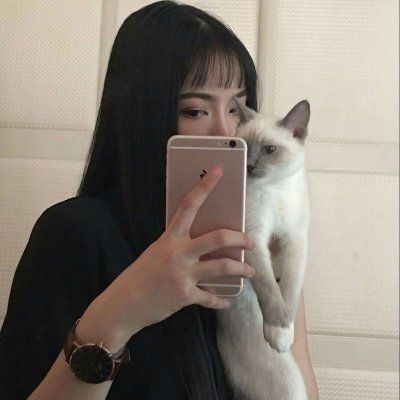 抱宠物的女生头像清晰