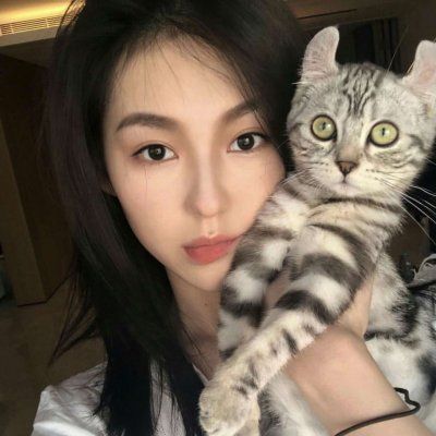 抱宠物的女生头像清晰