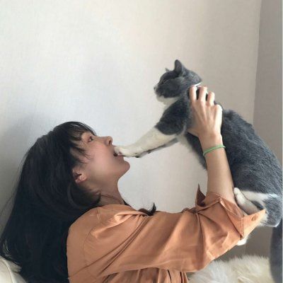 抱宠物的女生头像清晰