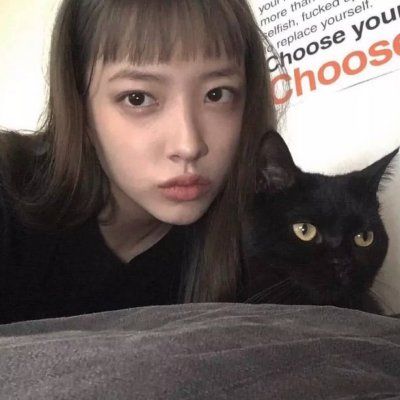抱宠物的女生头像清晰