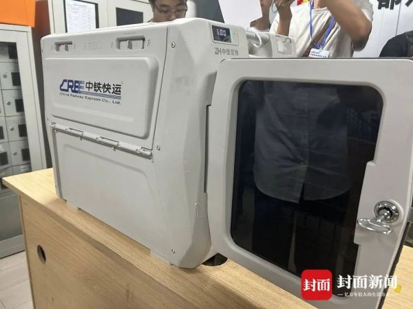 高铁宠物运输箱。 曹菲 摄