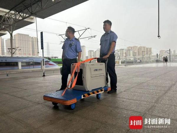 宠物被押运人员推上站台。 曹菲 摄