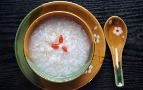 狗狗胃病宜吃小米粥，易消化。