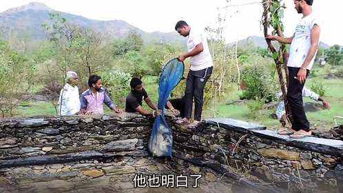 如果不爱请不要伤害，狠心的主人将狗狗抛弃深井之中