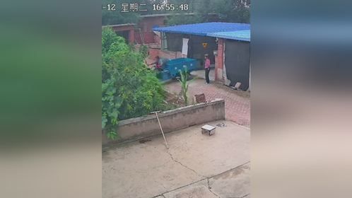 72岁叛逆老头不听劝偷摸买三轮 结果一下子把院里矮墙撞塌