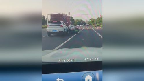 大爷骑三轮硬核过马路 险被小车撞击丝滑转弯折返